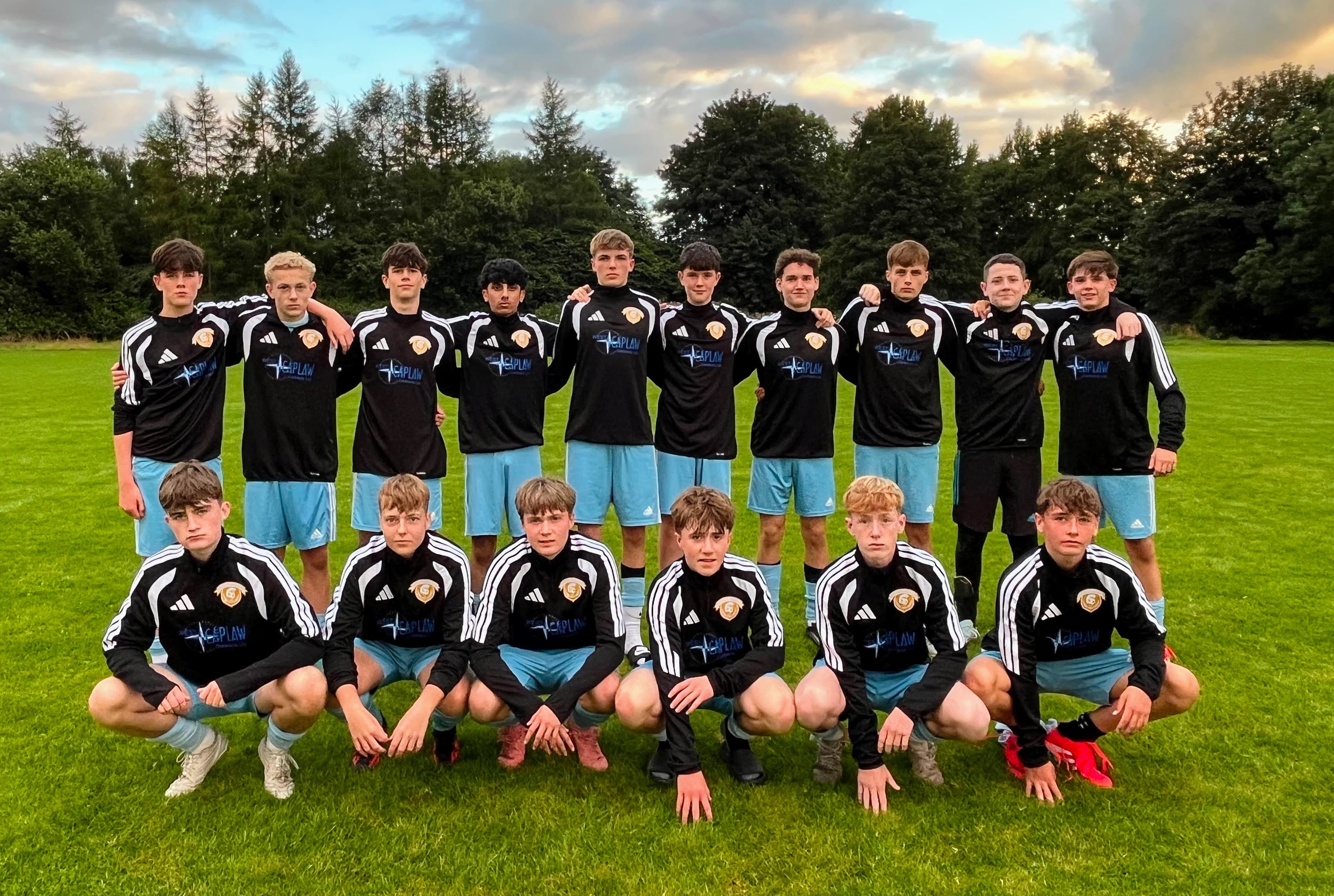 The Southside Spartans City team wearing their new sponsored training tops on the football pitch